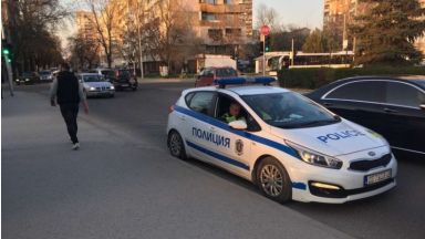 Млад шофьор удари майка с детска количка на пешеходна пътека