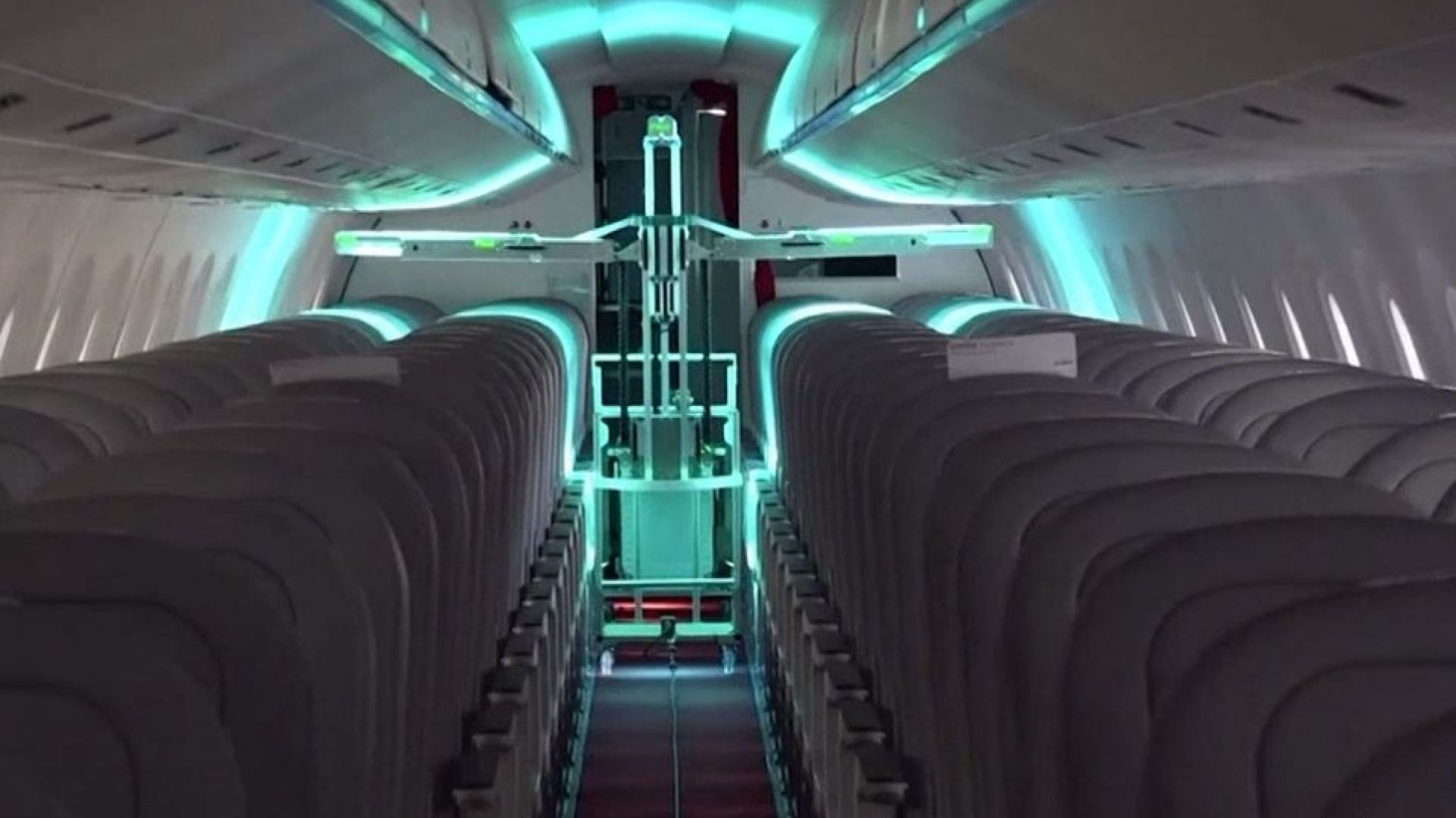 Роботи унищожават вируси на борда на самолети с ултравиолетова светлина