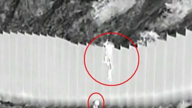 Две малки деца са били оставени да се оправят сами