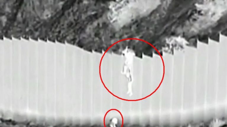 Две малки деца са били оставени да се оправят сами