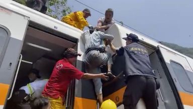 Пуснаха под гаранция заподозрян за влаковата катастрофа в Тайван 
