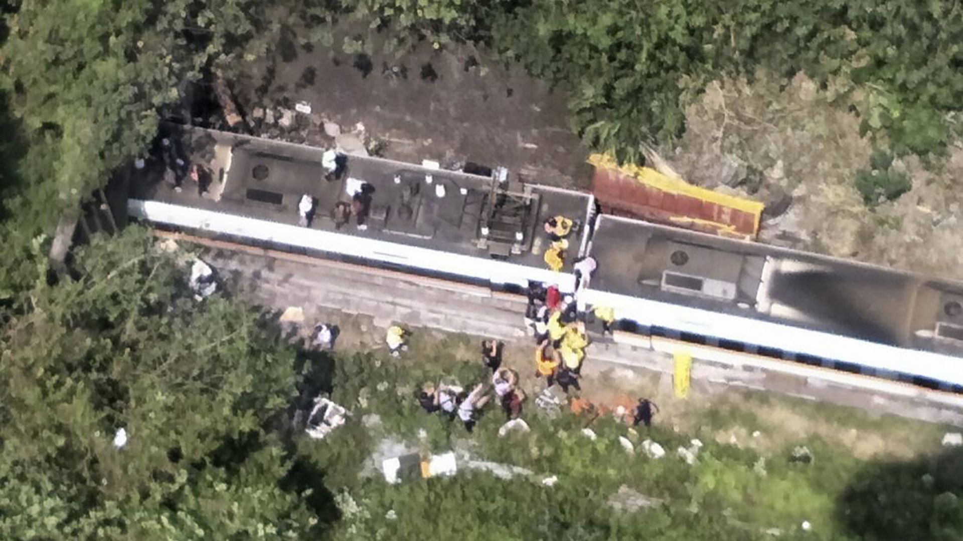 Предполага се, че влакът, който е пътувал за Тайдун, е дерайлирал, след като се е блъснал в камион