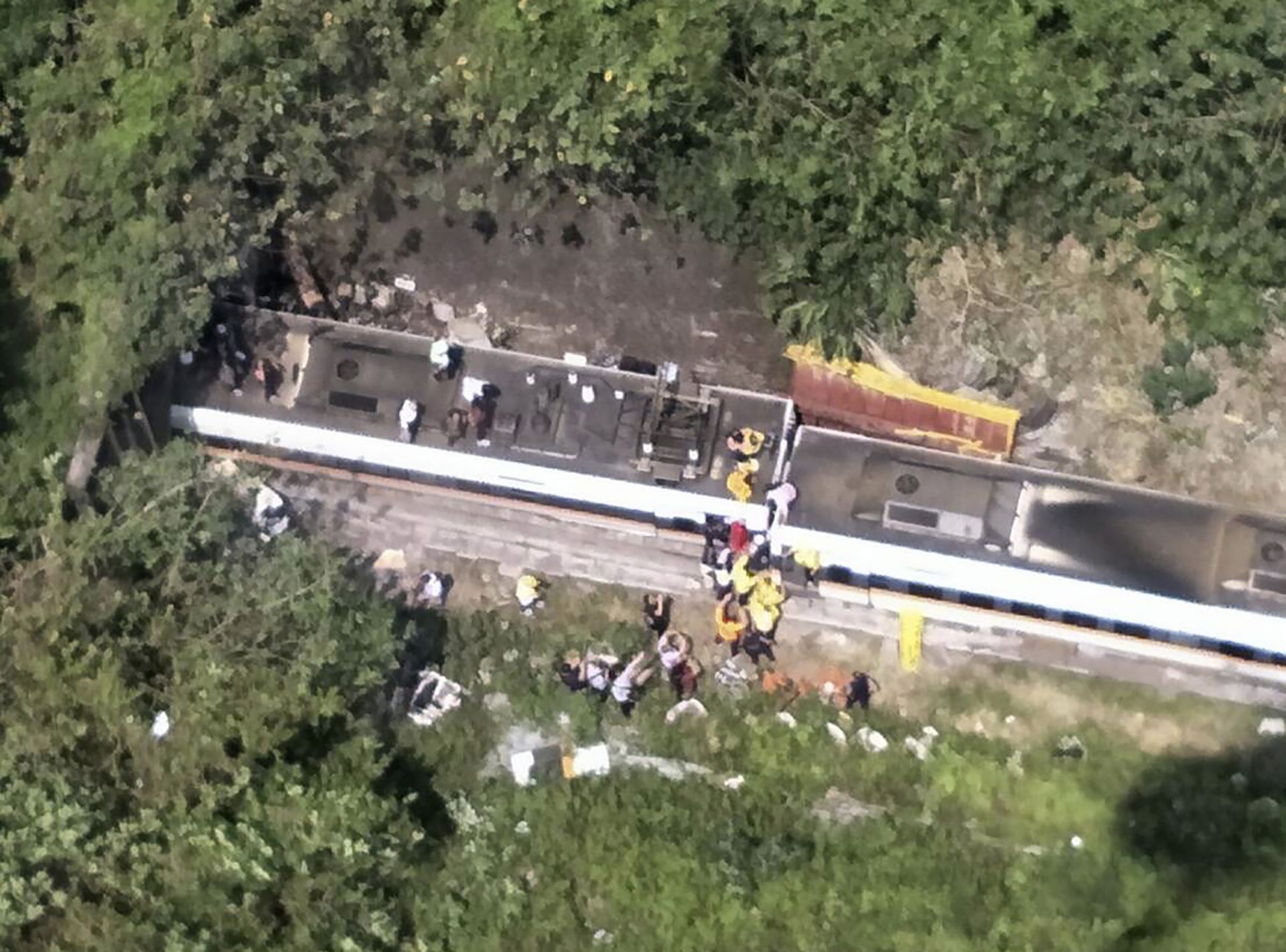 Предполага се, че влакът, който е пътувал за Тайдун, е дерайлирал, след като се е блъснал в камион