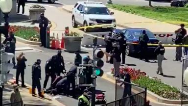 Кола се вряза в полицаи край Капитолия, последва стрелба и двама загинали (видео)