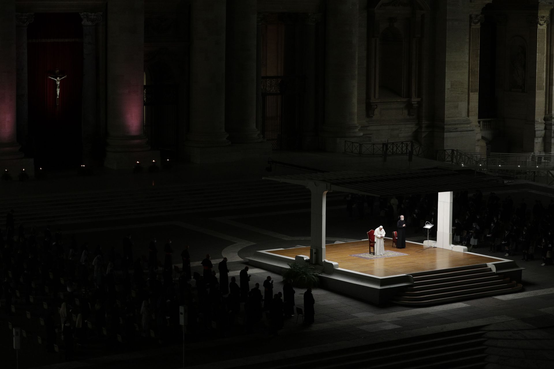 В недеял папа Франциск ще произнесе традиционното пасхално послание "Към града и света" (Урби ет орби)