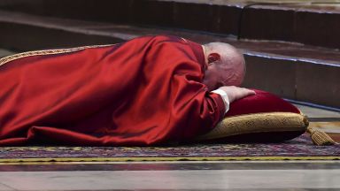  Папата за повторно отслужи меса на Разпети петък без аудитория (снимки) 