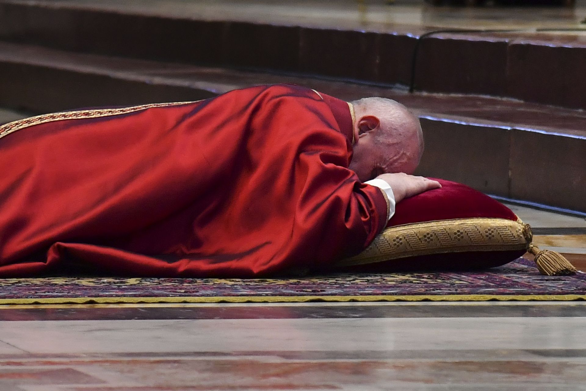 Папата отправи молитва към Господ "да ни просветли в тази тъмна нощ, за да не загубим пътя си в този труден период"