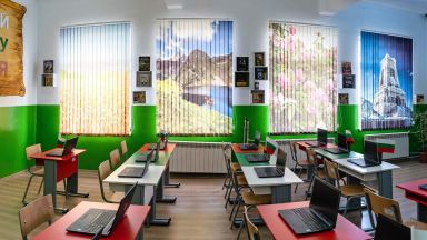 Една иновативна и модерна класна стая очаква своите ученици когато