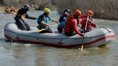 Любители на екстремните спускания откриха днес рафтинг сезона по река