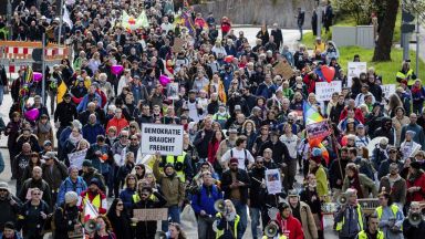 Няколкостотин души участваха в традиционните походи за мир организирани през