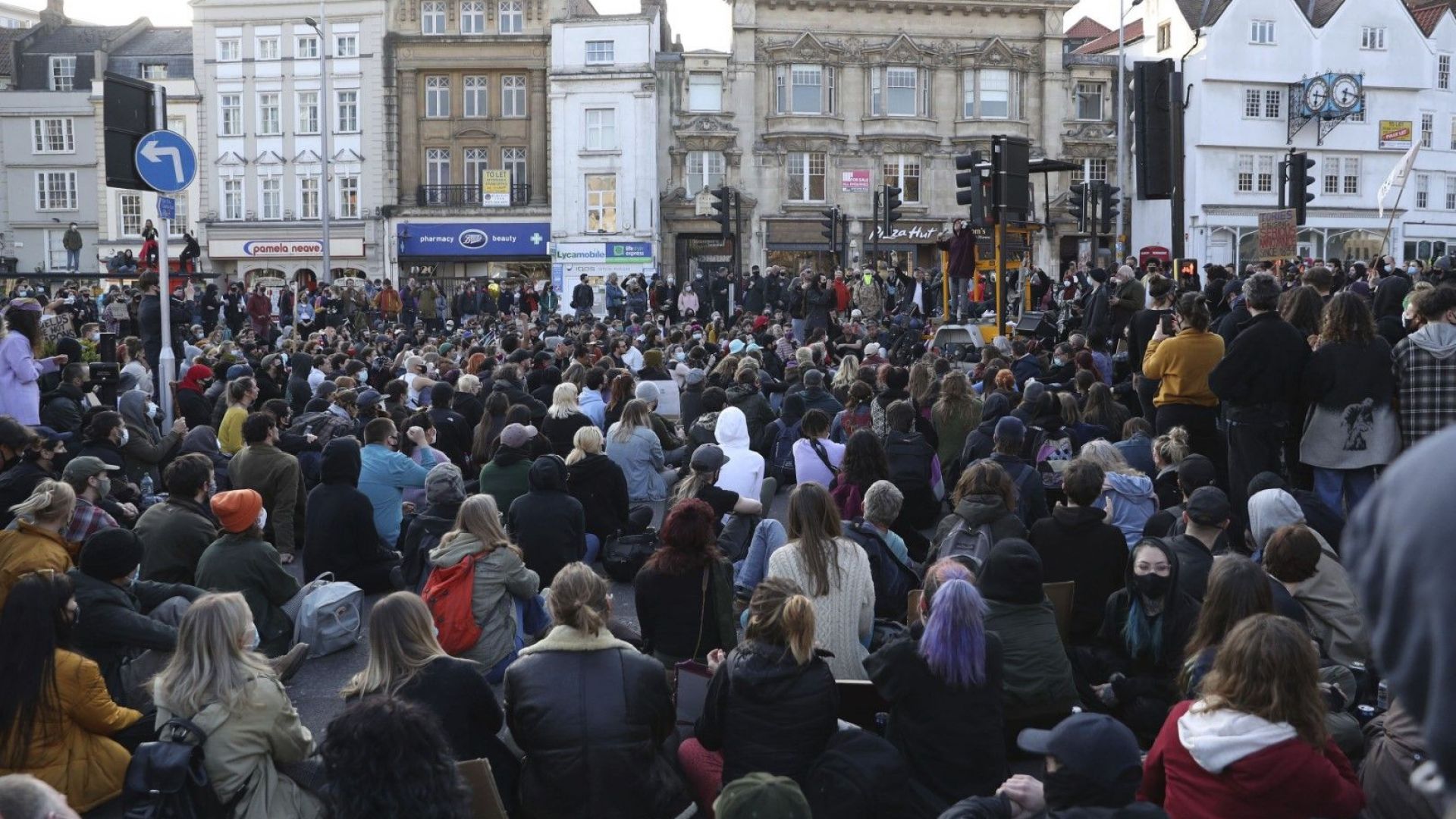 Протести в редица градове в Англия и Уелс