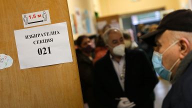Изборният ден в страната вече започна като първите желаещи да