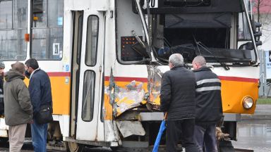 Трамвай движещ се по линия 20 и ТИР на фирма