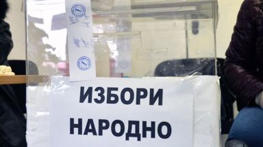 Изборният ден в чужбина на някои места започна с дълги