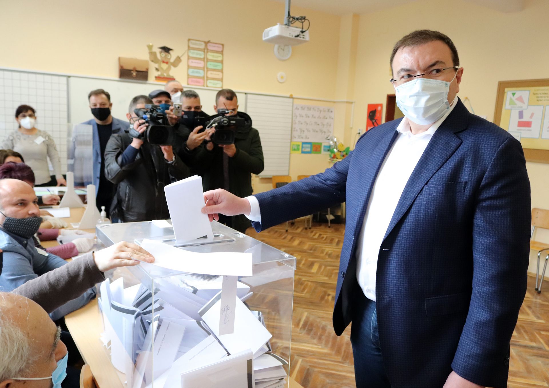 Костадин Ангелов гласува във Велико Търново