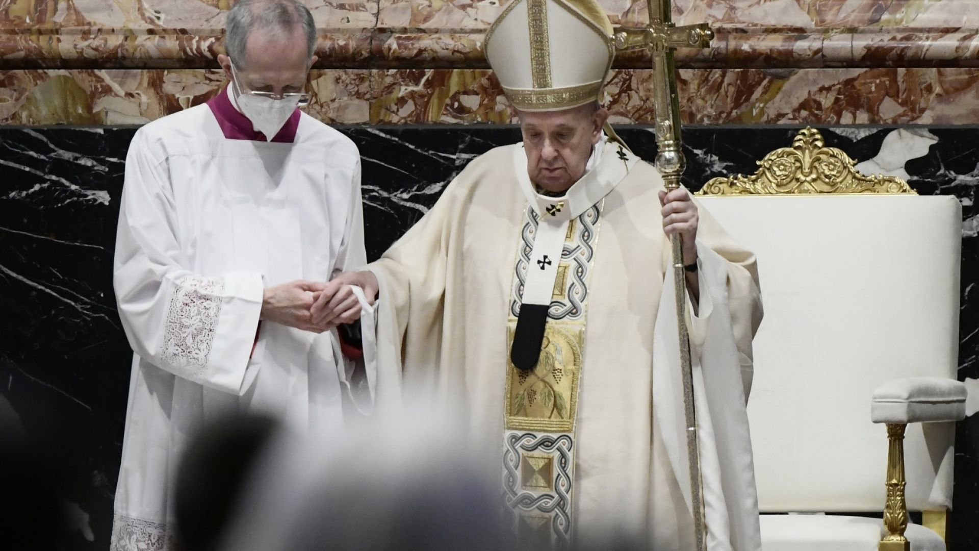 Папа Франциск носи подарък от България по време на Великденския благослов "Към града и към света"