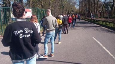 Опашки от желаещи да гласуват в чужбина, затвориха секцията във френски град (видео)
