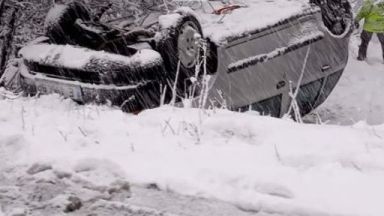 Лек автомобил излетя от пътя в района на прохода Предел