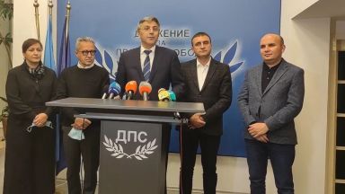 Лидерът на ДПС Мустафа Карадайъ направи кратко изявление пред журналисти