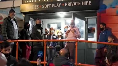 Напрежение пред секция за гласуване в Северен Лондон Изборният ден