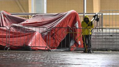 Валящият сняг събори палатката в която влизат преброителите на гласовете