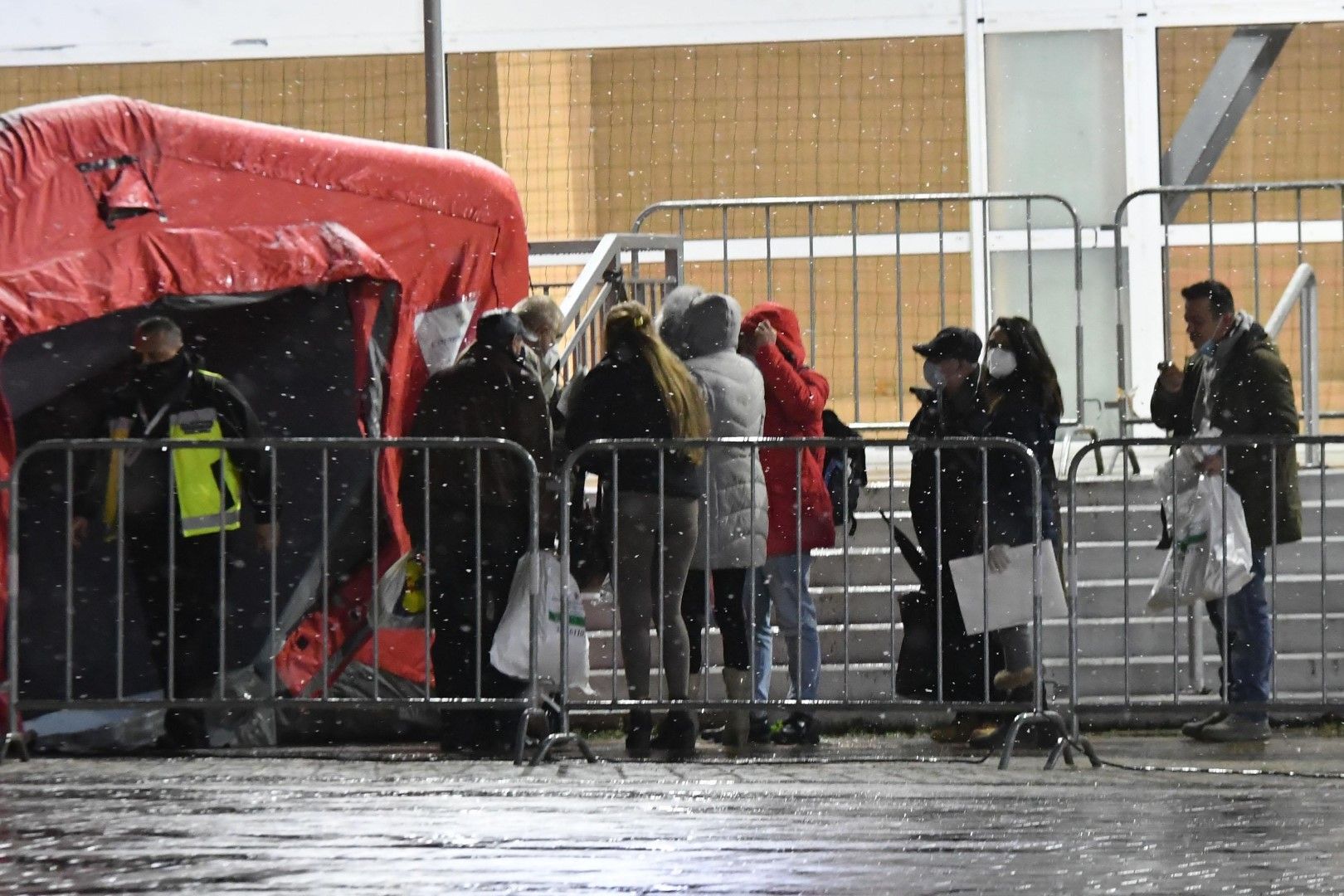 Валящият сняг събори палатката, в която влизат преброителите на гласовете с чувалите пред зала Арена Армеец