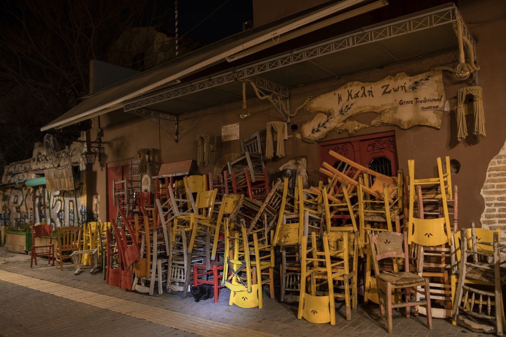 Затворен традиционен ресторант в Атина. Заведенията в Гърция остават затворени