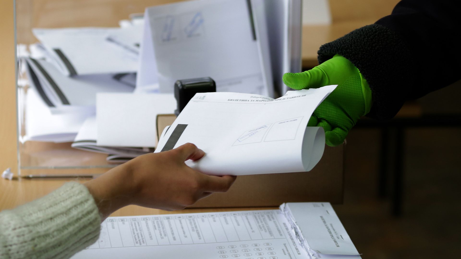 Пет от големите избирателни секции в страната стартираха гласуването с бюлетини