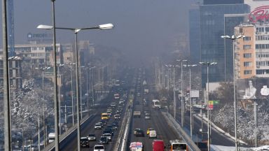 Бус се преобърна на кръговото кръстовище на 4 ти км в