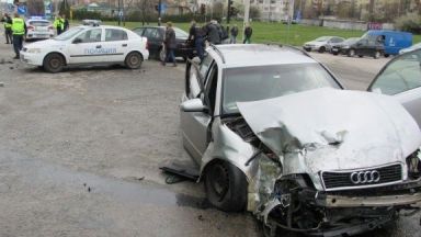 Тир удари два автомобила на кръстовище в Русе, трима са в болница