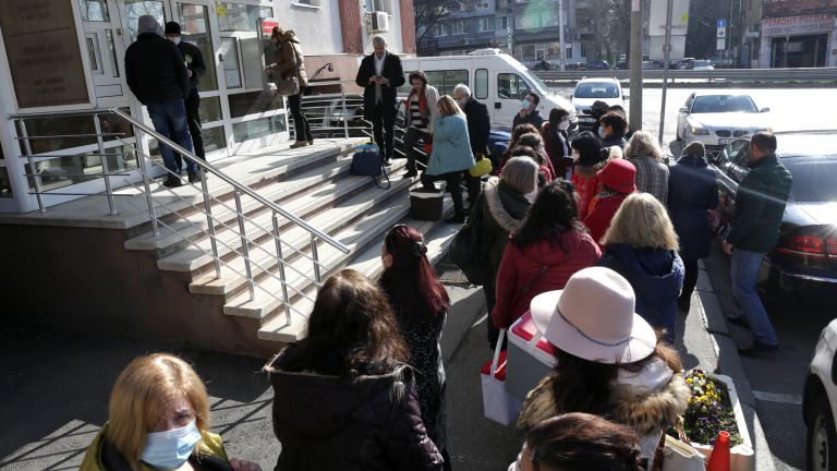 Започна раздаването на ваксини на Пфайзер и Модерна и на