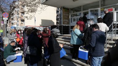 Целият административен хаос е от едни опашки едно чакане унижението