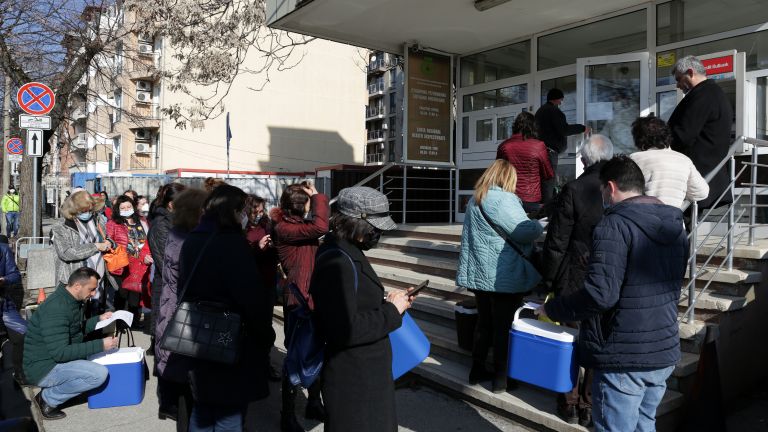 Целият административен хаос е от едни опашки, едно чакане, унижението