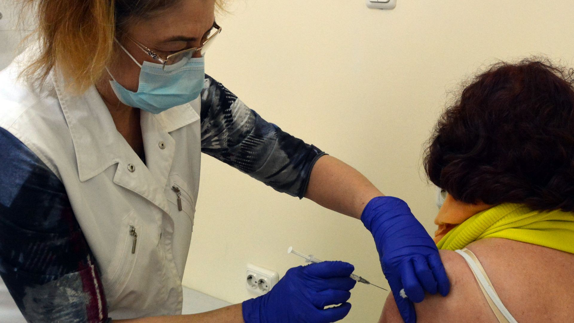 В "Св. Иван Рилски" отварят първия кабинет за ваксинация на хора над 65 г.