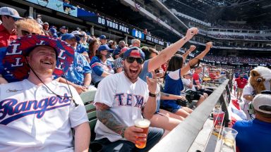 Завръщане към нормалност - бейзболен мач събра най-голямата публика в САЩ от 14 месеца
