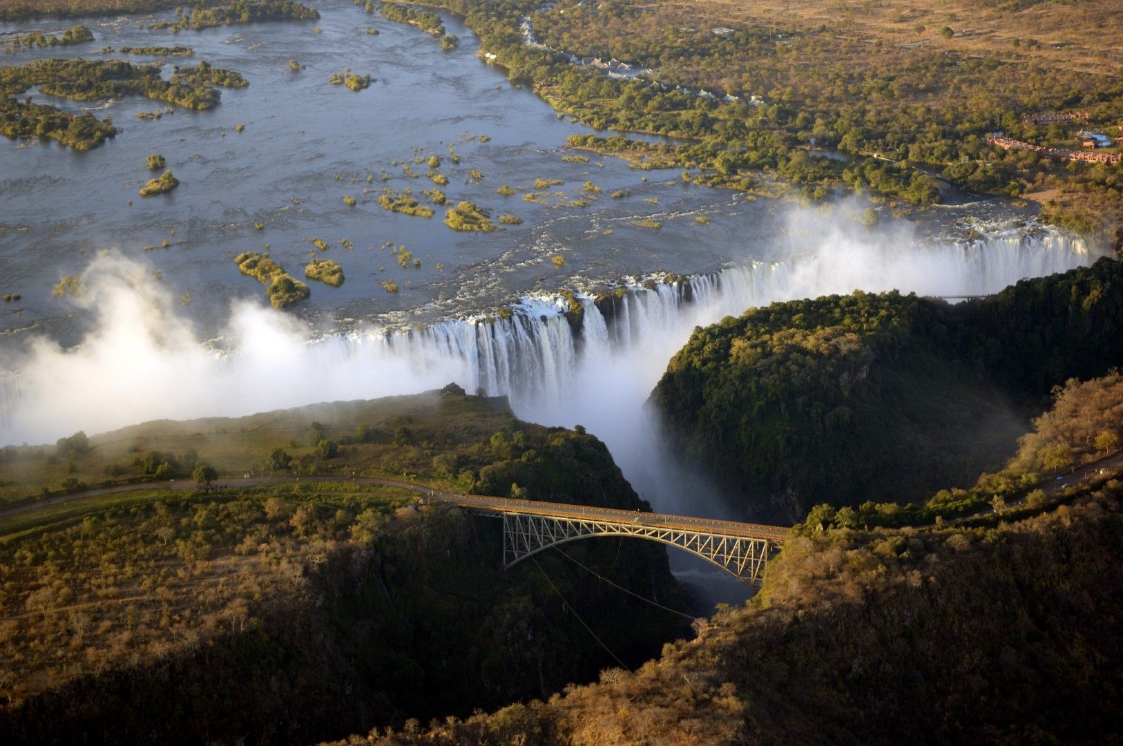 Мостът при водопадите Виктория в Замбия и Зимбабве