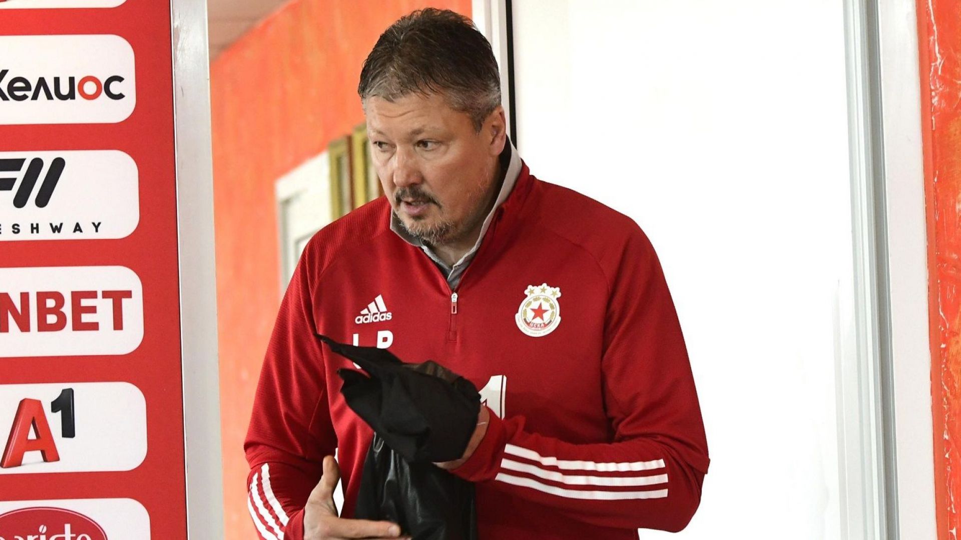 Футболна молитва: Любо Пенев в борба за живота