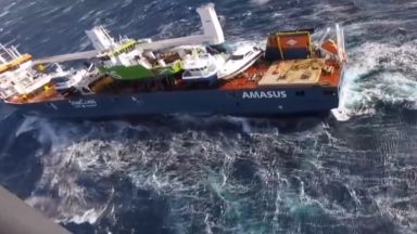 15-метрови вълни заплашват танкер от потъване в Норвежко море (видео)