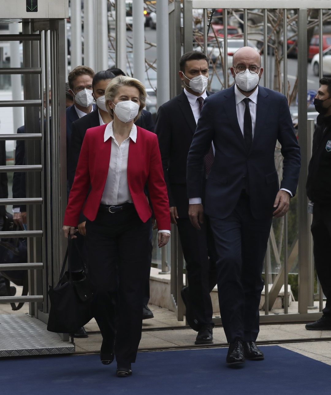 Урсула фон дер Лайен и Шарл Мишел пристигат на пресконференцията след срещата с Ердоган