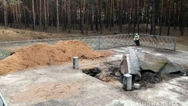 Неизвестни вандали оскверниха паметника на създателя на Стара Велика България