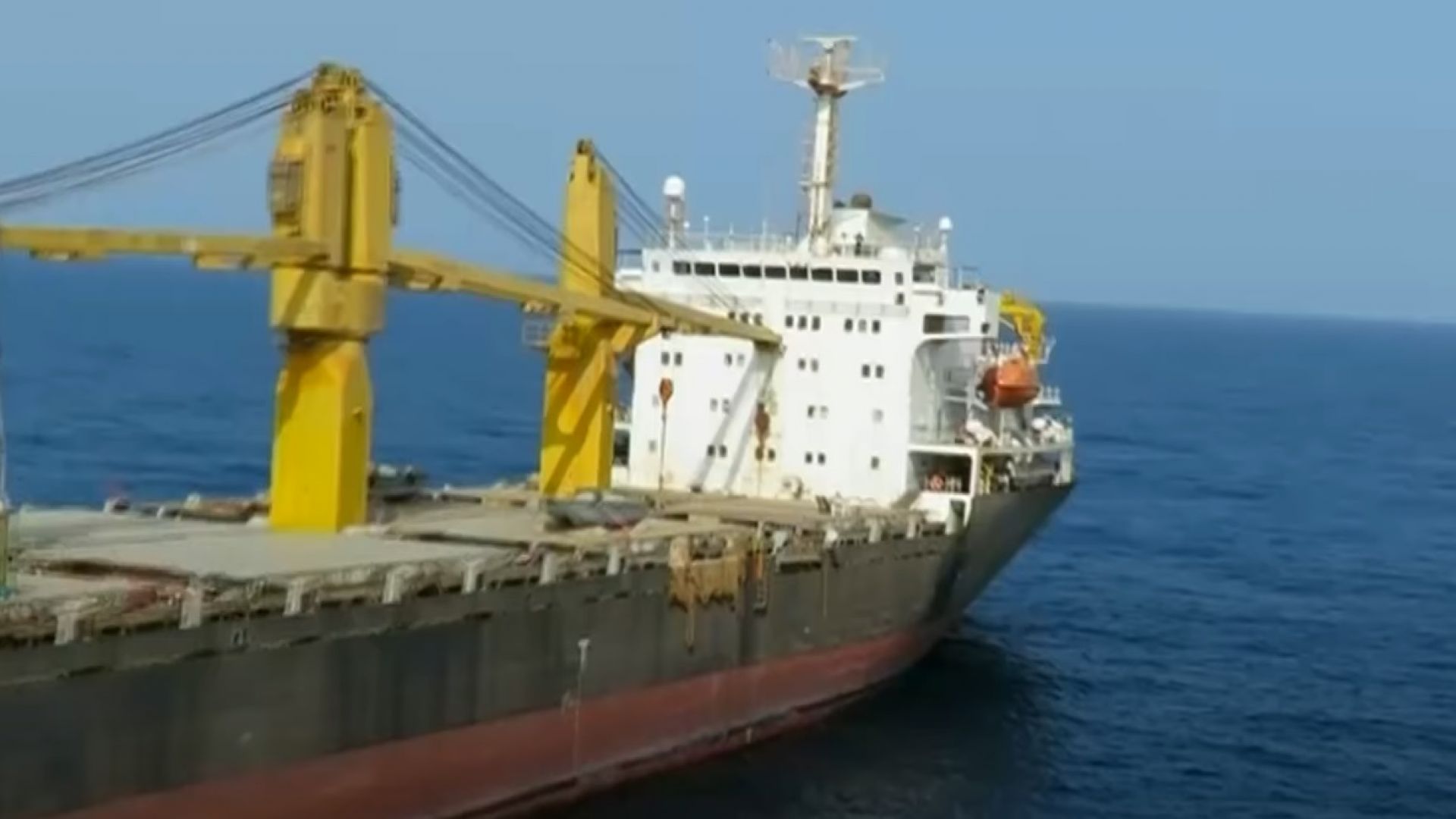 Ирански "шпионски" кораб попадна на мина в Червено море (видео)
