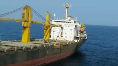 Ирански "шпионски" кораб попадна на мина в Червено море (видео)