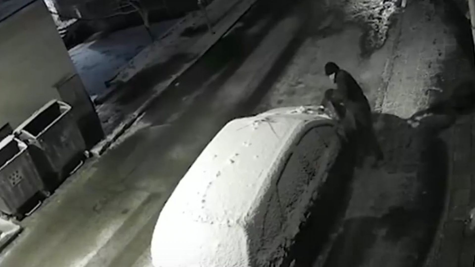 Запалиха колата на общински съветник в Шумен (видео)