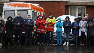 Минута мълчание и включени сирени и светлини на линейките Така