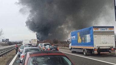  Пожар след злополука на два ТИР-а затвори автомагистрала 