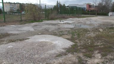 Бетоновоз изхвърля бетон на общински терен в пловдивския квартал Коматево
