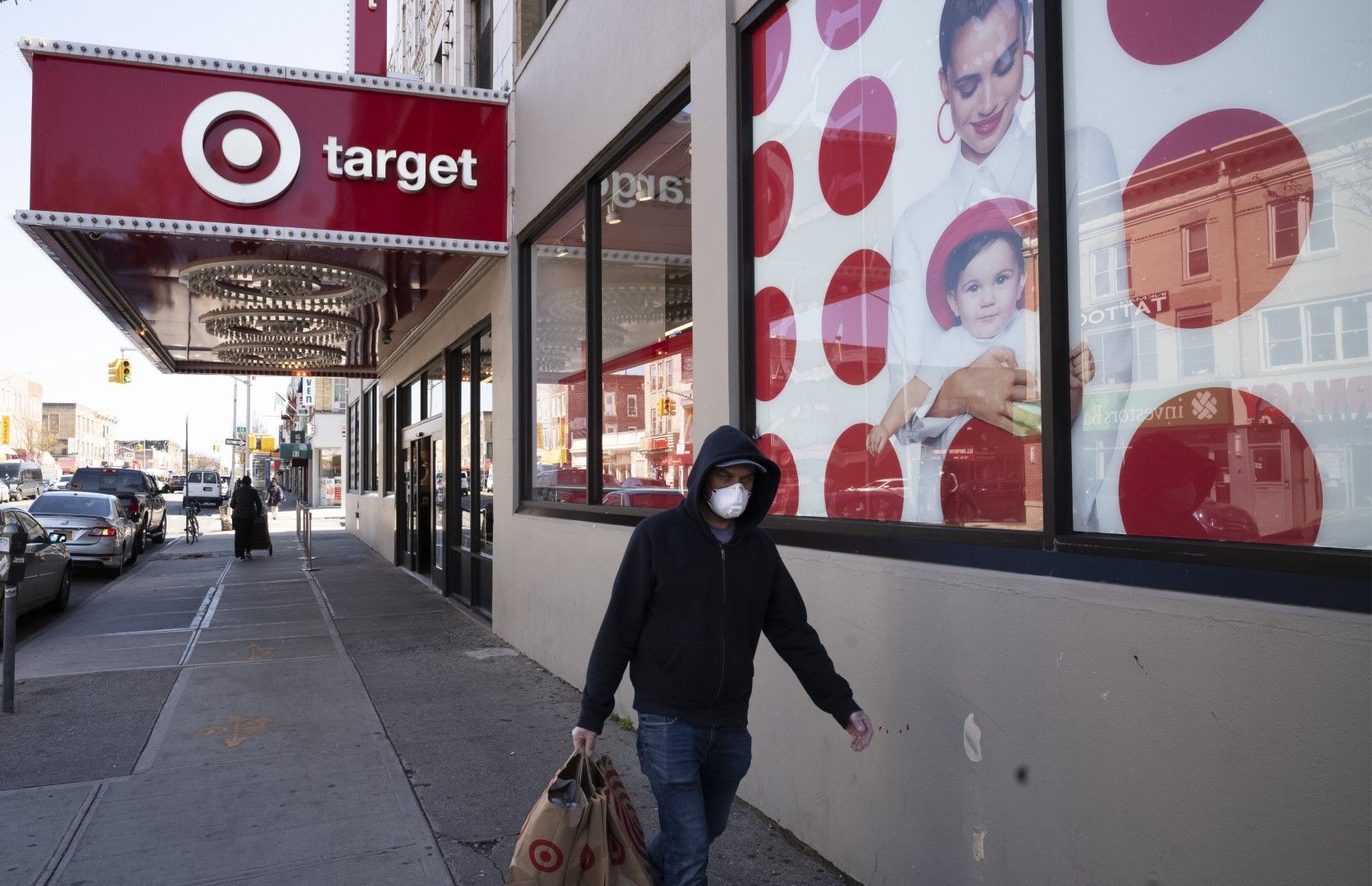 Мъж минава покрай магазин на търговската верига Таргет в Ню Йорк