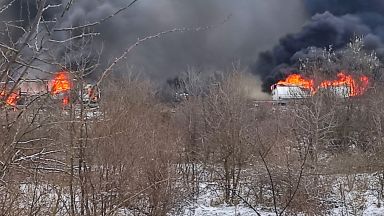 Единият от шофьорите на двата тежкотоварни камиона които се удариха