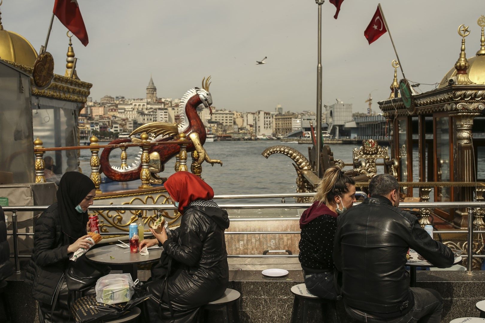 Истанбул - хора се наслаждават на изглед към Босфора