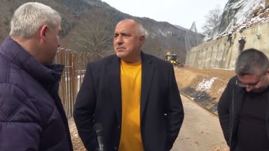 Премиерът Бойко Борисов който е на инспекция на пътя към